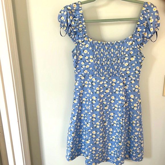 Light blue daisy dress with a floral pattern. - Picture 2 of 3
